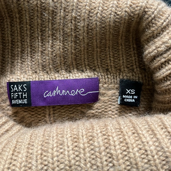 Saks Cashmere Camel Cable Turtleneck XS - Picture 3 of 3